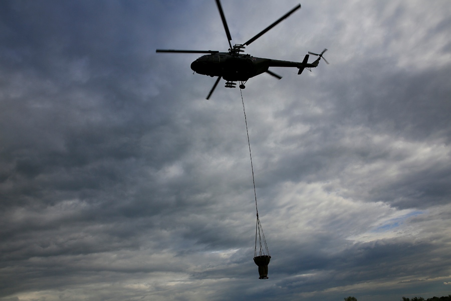 Четыре вертолета Ми-8 направили в Якутию на тушение лесных пожаров