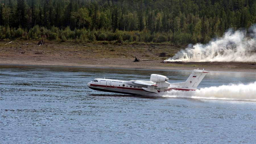 Два самолета Бе-200 направили в Якутию для тушения лесных пожаров