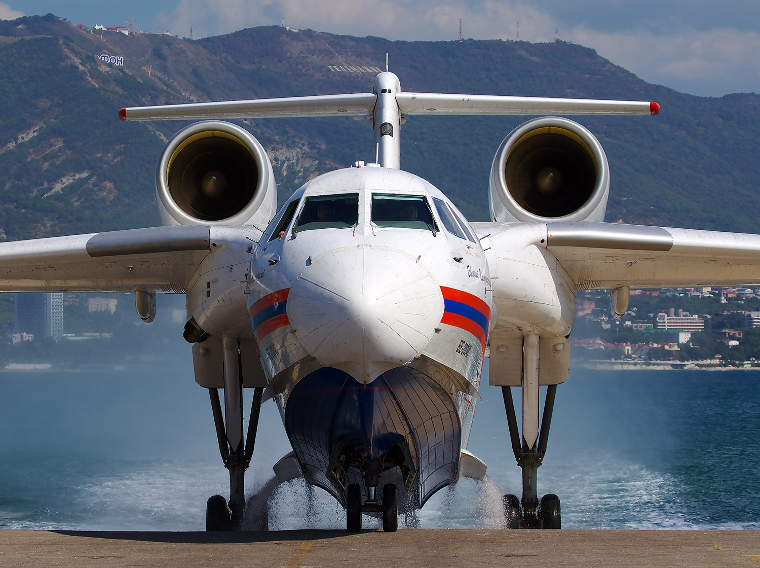 Три самолета Бе-200 будут тушить лесные пожары в Горном районе Якутии