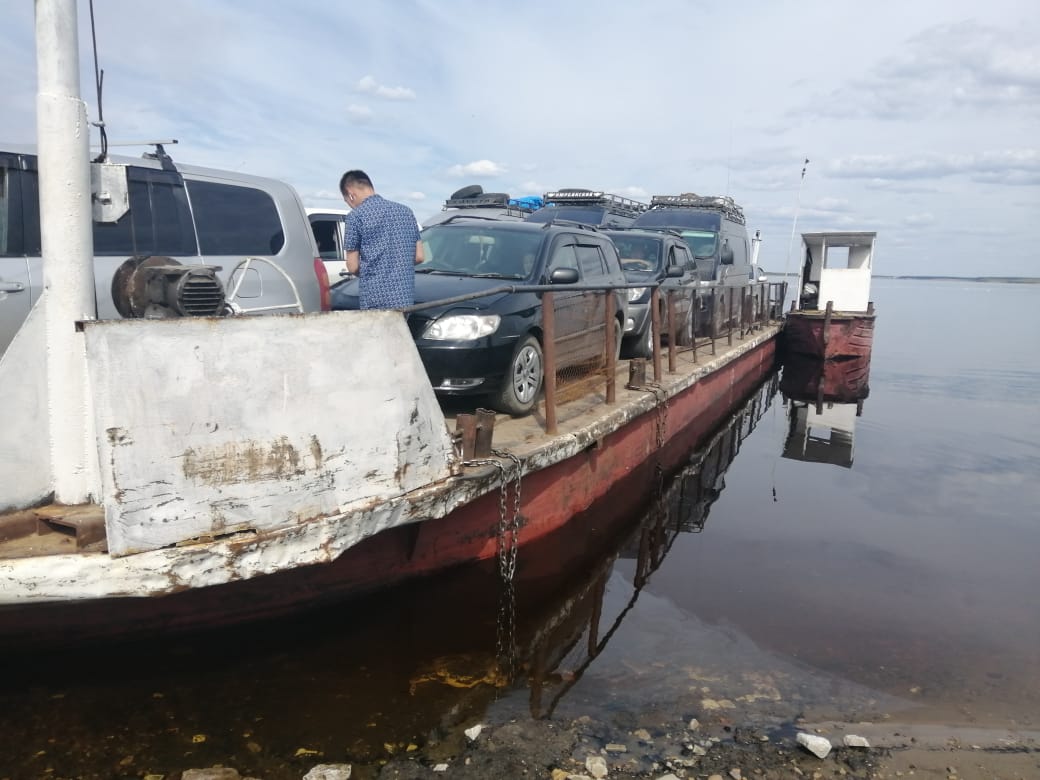 Незаконную перевозку автомашин с пассажирами на пароме пресекли в Якутии
