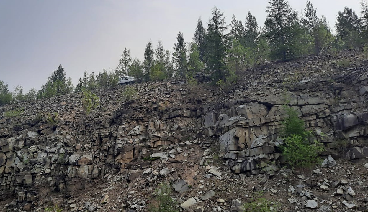 Два человека упали со скалы в Нерюнгринском районе Якутии
