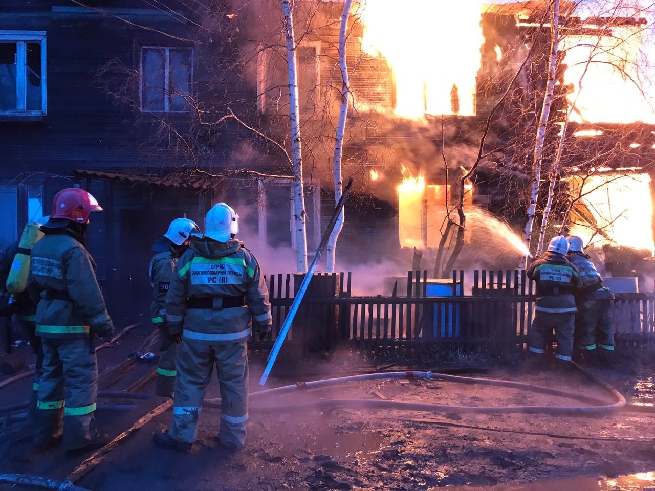Пожар в расселенном доме произошел в Якутске из-за вероятного поджога