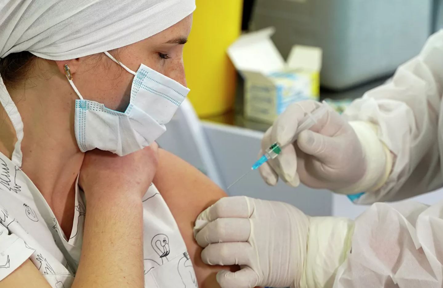 Медики начали ревакцинацию от коронавируса в Якутии