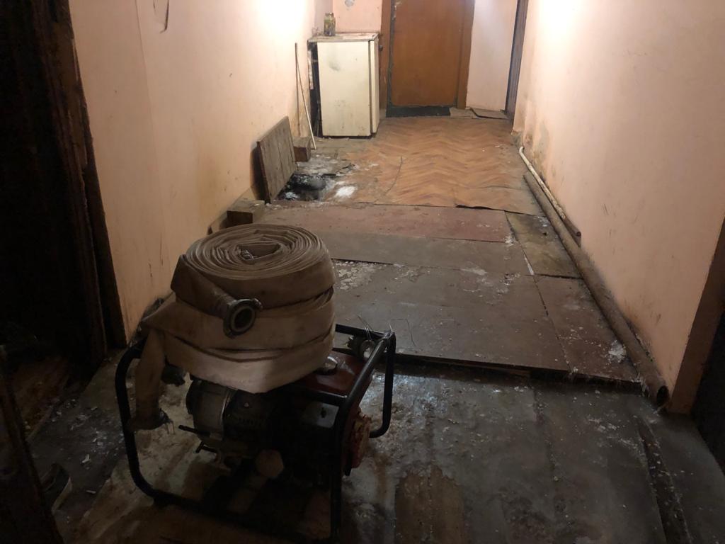 Пять человек отравились угарным газом при откачке воды в жилом доме в Якутске