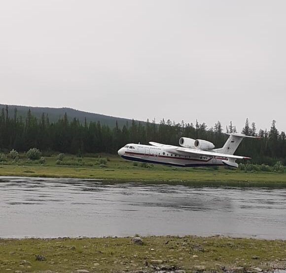 Свыше 40 сбросов воды произвели за сутки при тушении лесов в Якутии