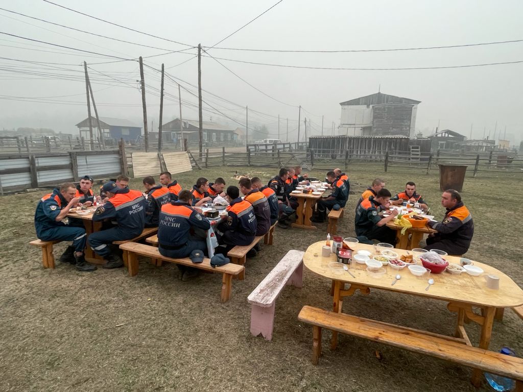Горячее питание для людей, борющихся с огнем, организовали в селе Тастах в Якутии