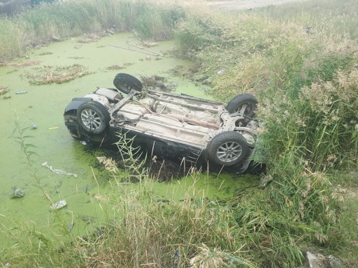 Три человека пострадали из-за падения машины в озеро в Якутске