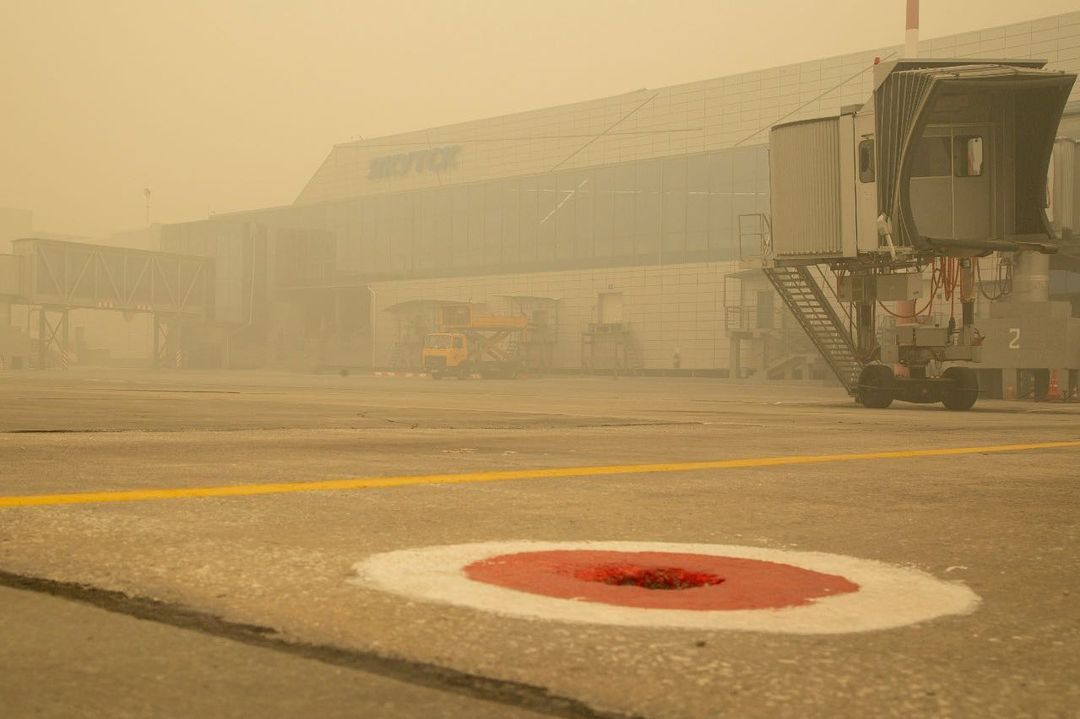 Задымленность от лесных пожаров привела к задержке 18 рейсов в аэропорту Якутска