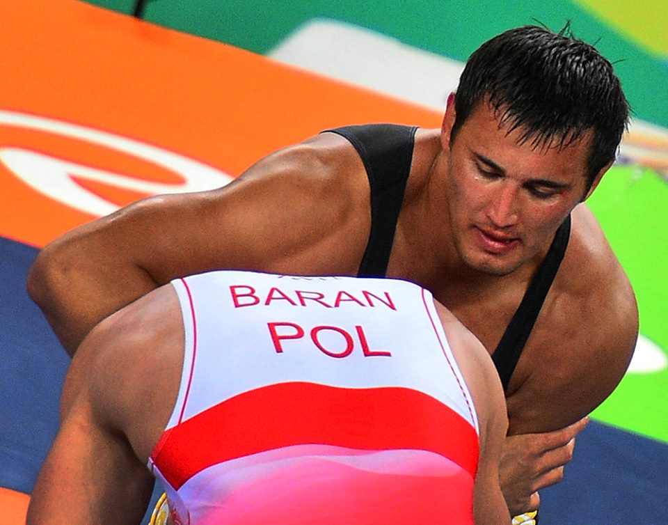 Айаал Лазарев потерпел поражение в стартовой схватке Олимпиады по вольной борьбе