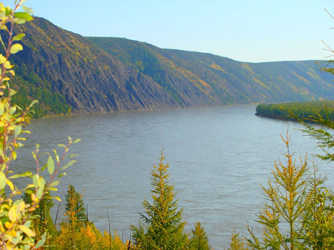 Паводок на реке Колыме в Верхнеколымском районе Якутии достиг максимального уровня