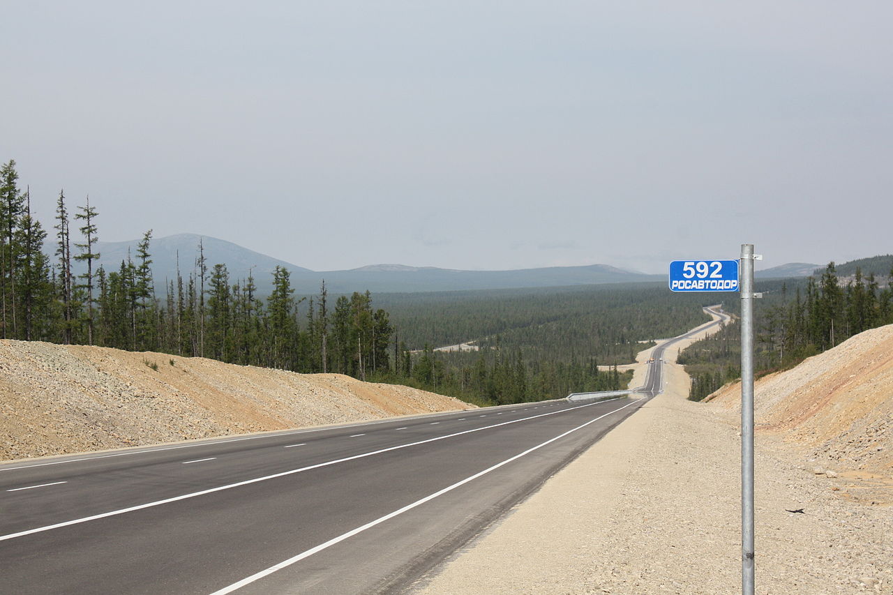 Дым от лесных пожаров ограничил видимость на автодороге «Лена» в Якутии