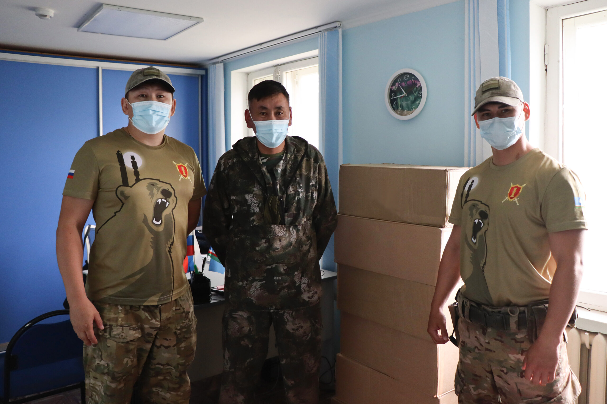 Сотрудники УФСИН передали благотворительную помощь в добровольческий штаб Якутии
