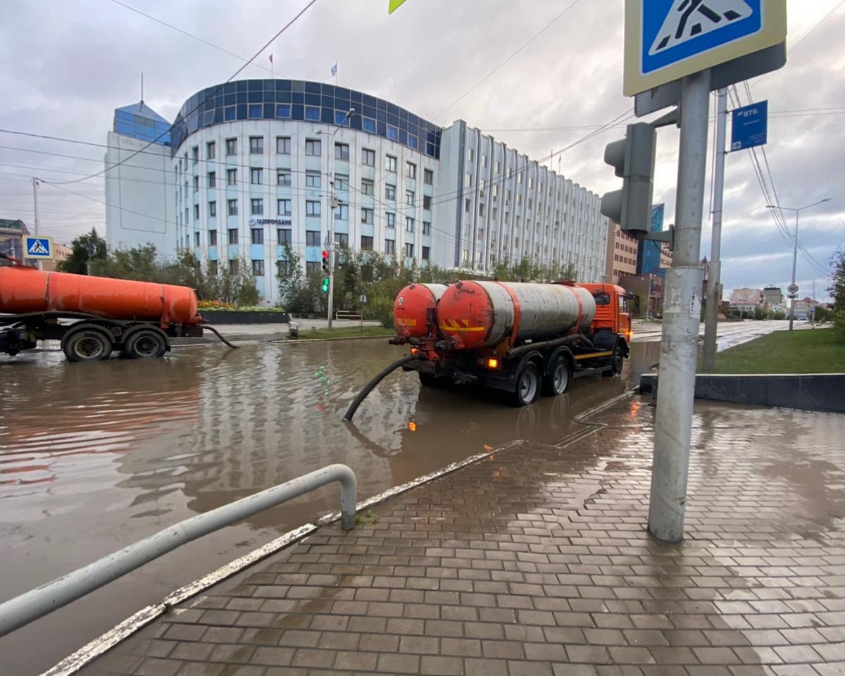 Семь единиц техники откачивают лужи на улицах Якутска  