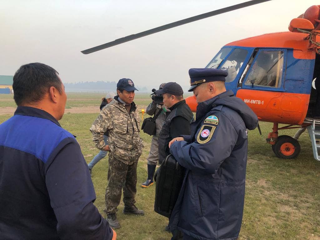 Более 150 человек тушат лесной пожар у села Ытык-Кюель в Якутии