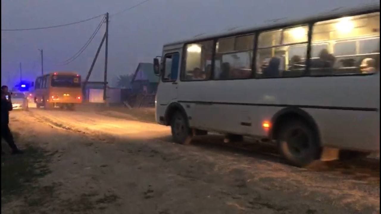 ГИБДД сопровождает автобусы для эвакуации жителей Бясь-Кюель в Якутии