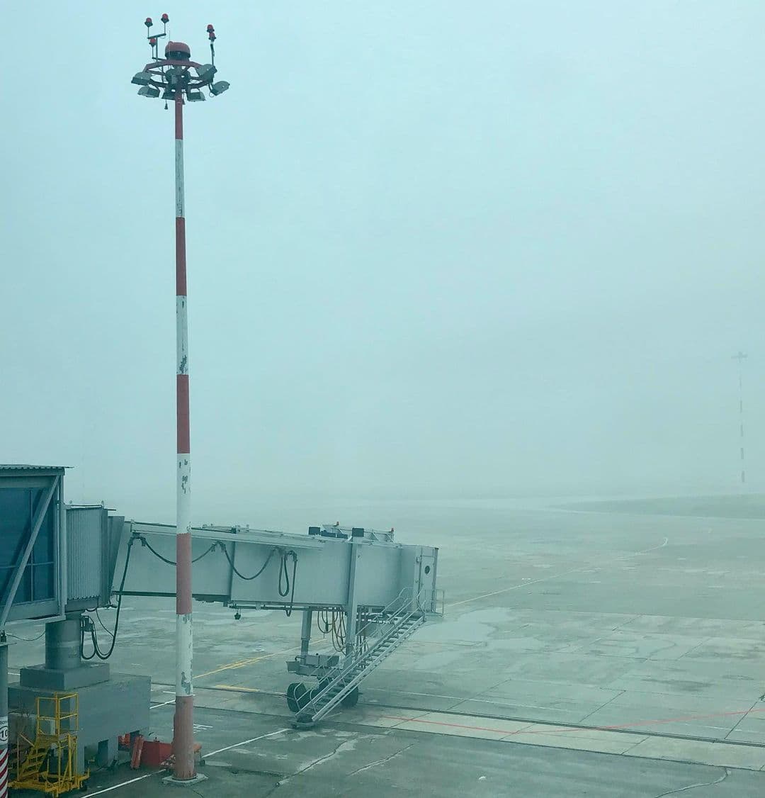 Свыше 30 рейсов задержали в аэропорту Якутска по метеоусловиям