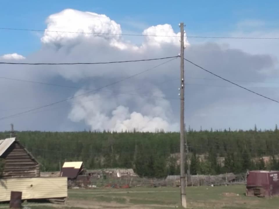 Глава Хангаласского района Якутии опроверг информацию об окружении огнем села Едей