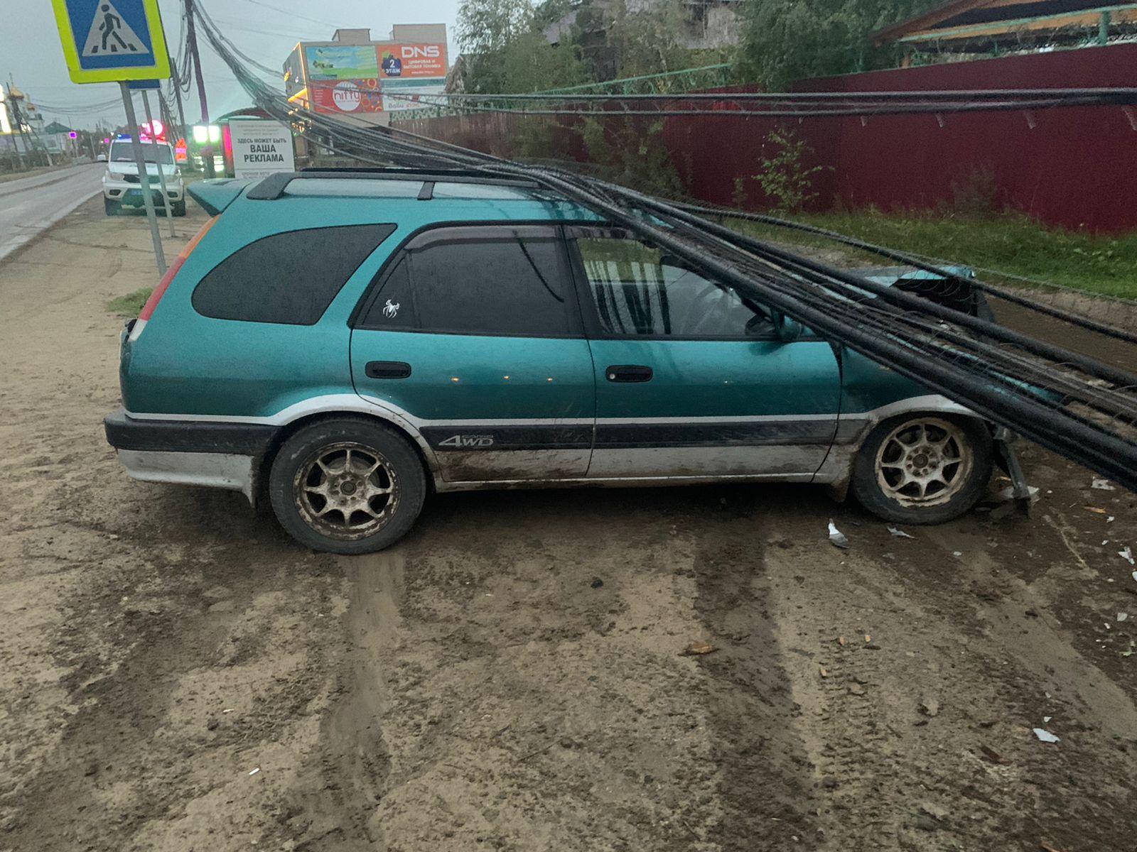 Житель Якутии потерял сознание за рулем и погиб после наезда на опору ЛЭП