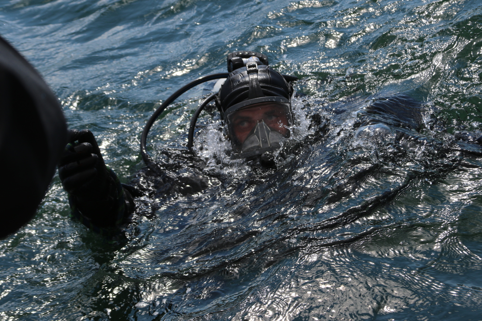 Водолазы МЧС обследуют затонувшее в Охотском море судно