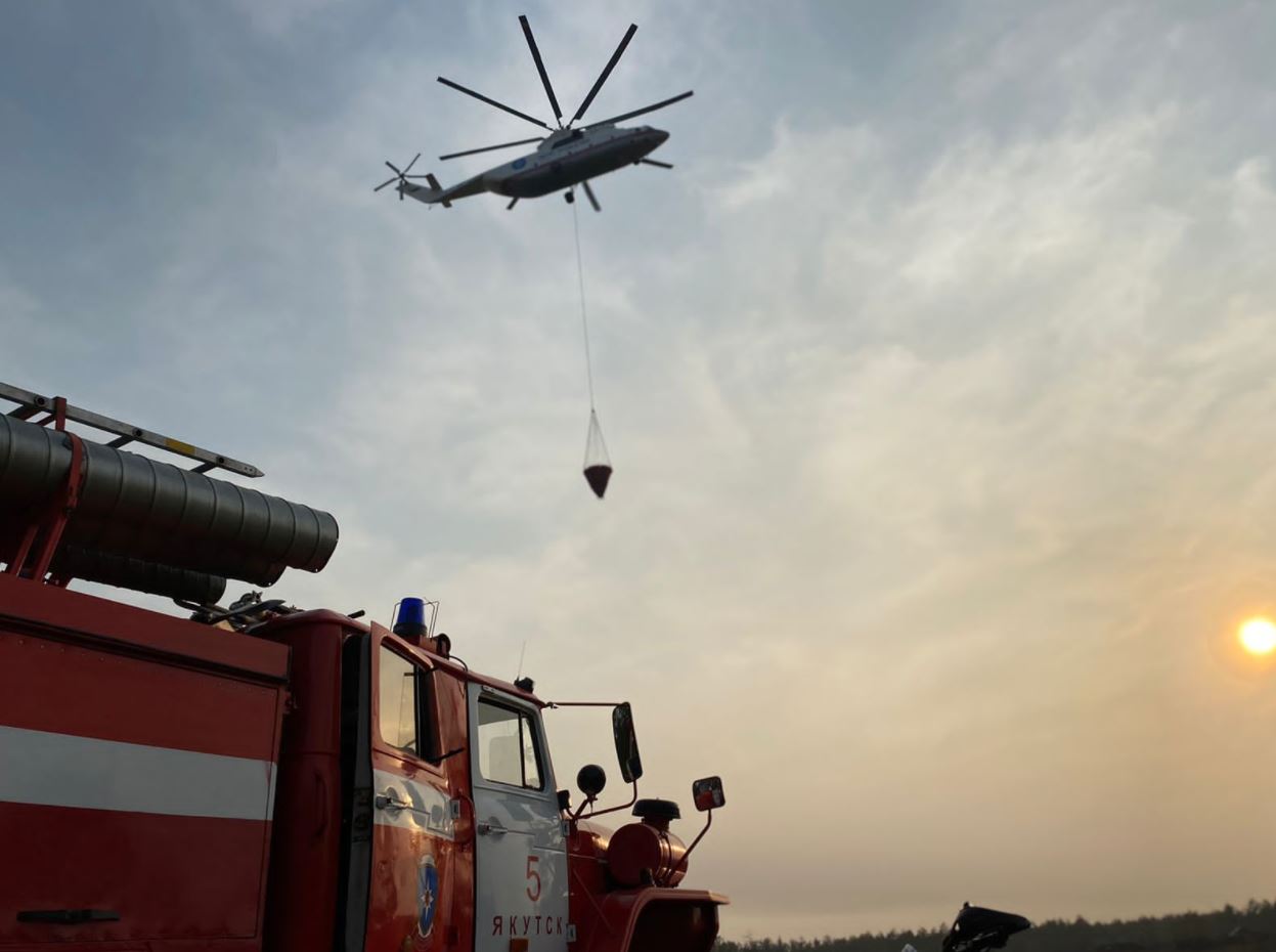 Авиация сбросила 502 тонны воды на лесные пожары в Якутии