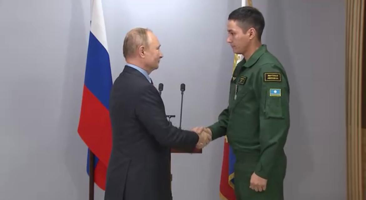 Владимир Путин вручил награды ликвидаторам последствий пожаров и паводков в регионах