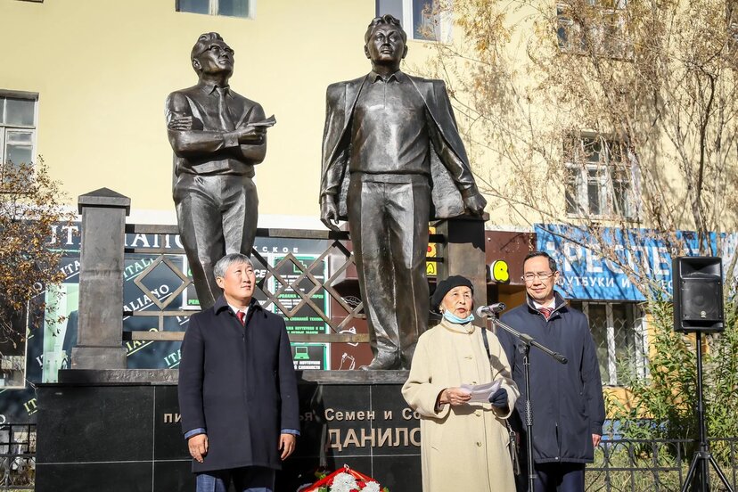 Памятник народным писателям Семену и Софрону Даниловым открыли в Якутске