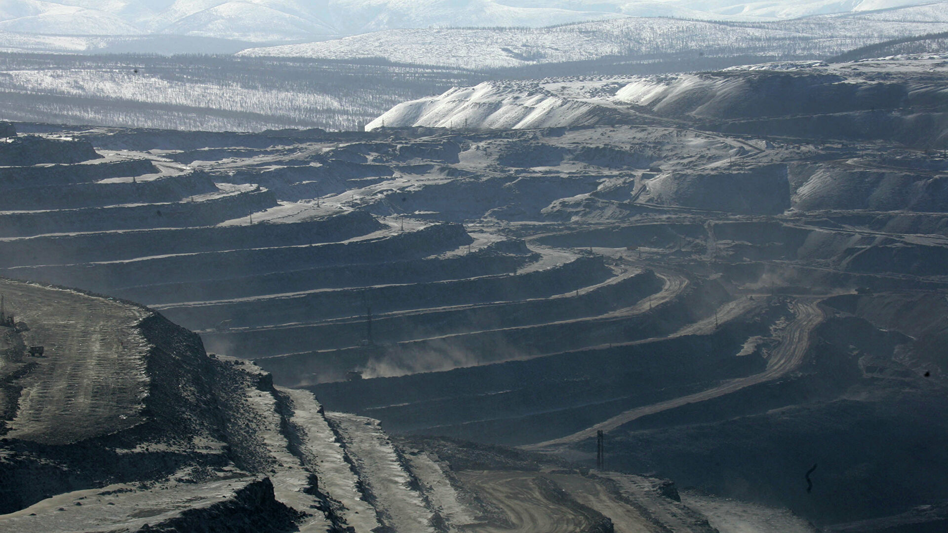 Путин поручил продумать варианты увеличения вывоза угля с Эльгинского месторождения