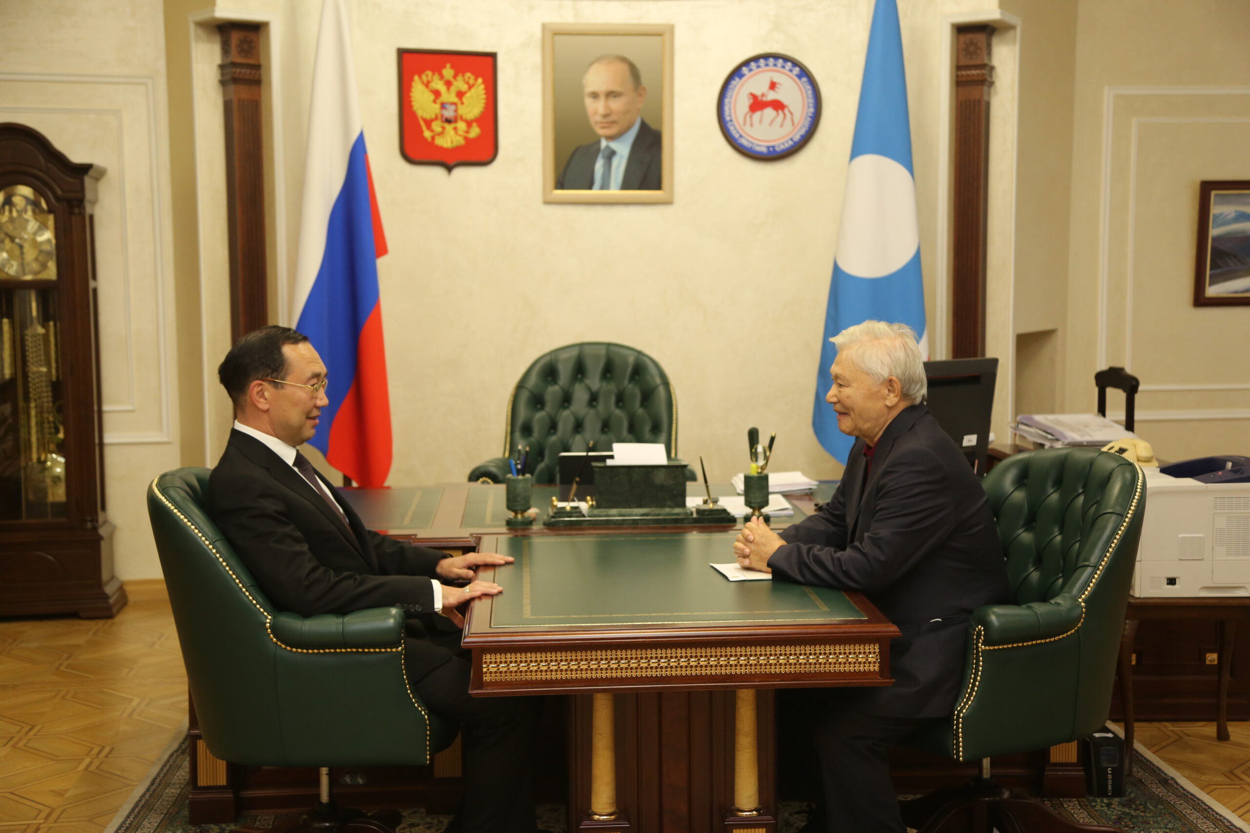Глава Якутии встретился с первым президентом республики Михаилом Николаевым