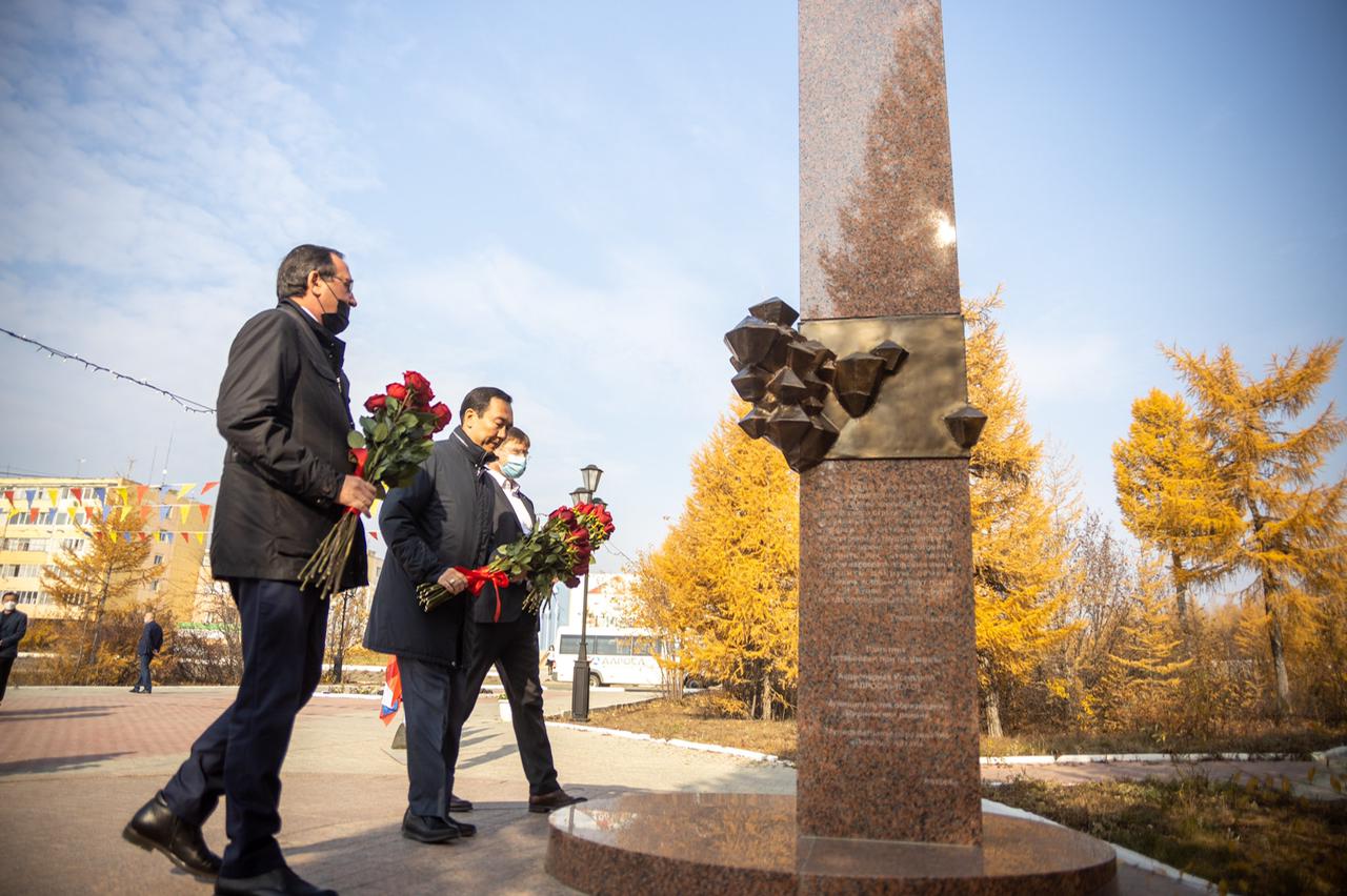 Айсен Николаев возложил цветы к памятнику первого директора рудника «Айхал»