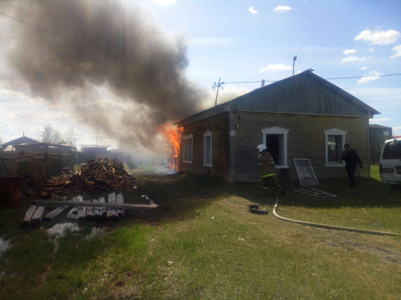 Проверку проводят после гибели мужчины и ребенка при пожаре в Верхневилюйском районе Якутии