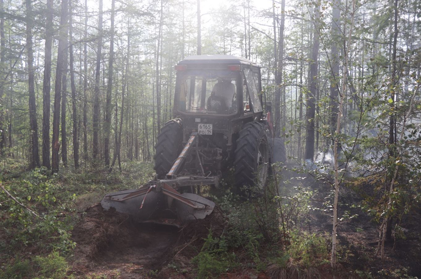 Десять лесных пожаров потушили в Якутии за сутки
