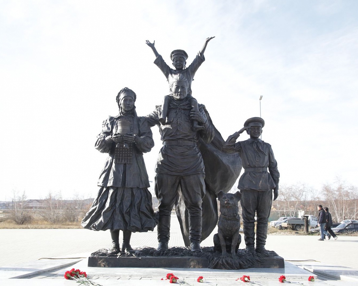 Памятник «Семья солдата-победителя» открыли в парке Победы в Якутске