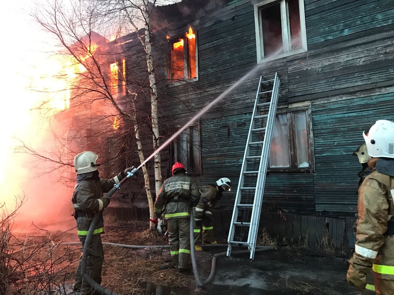 Мужчина пострадал при пожаре в нежилом доме в якутском Олекминске