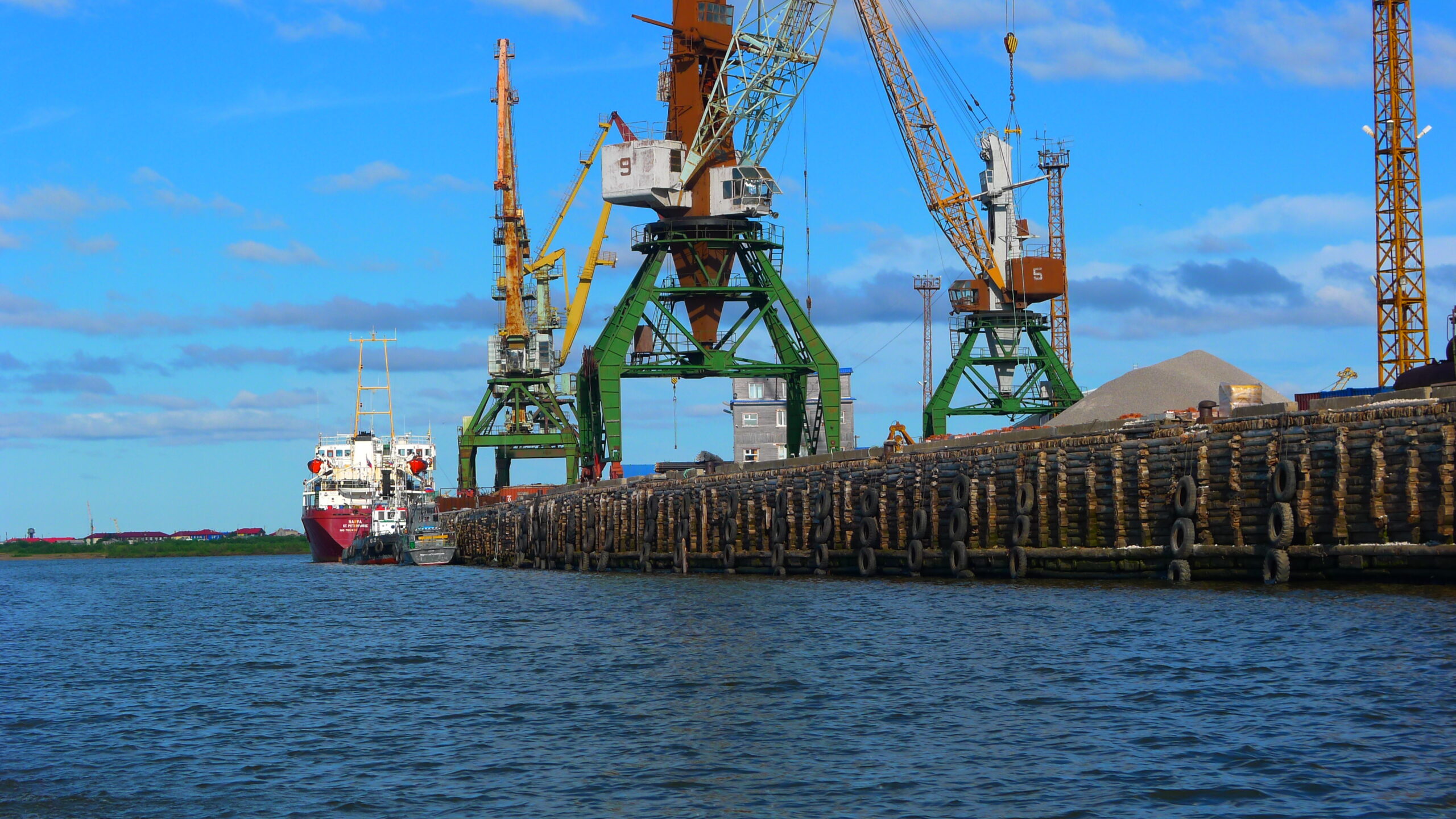 Более 2 млрд рублей направят на строительство портового причала в якутском селе Павловск