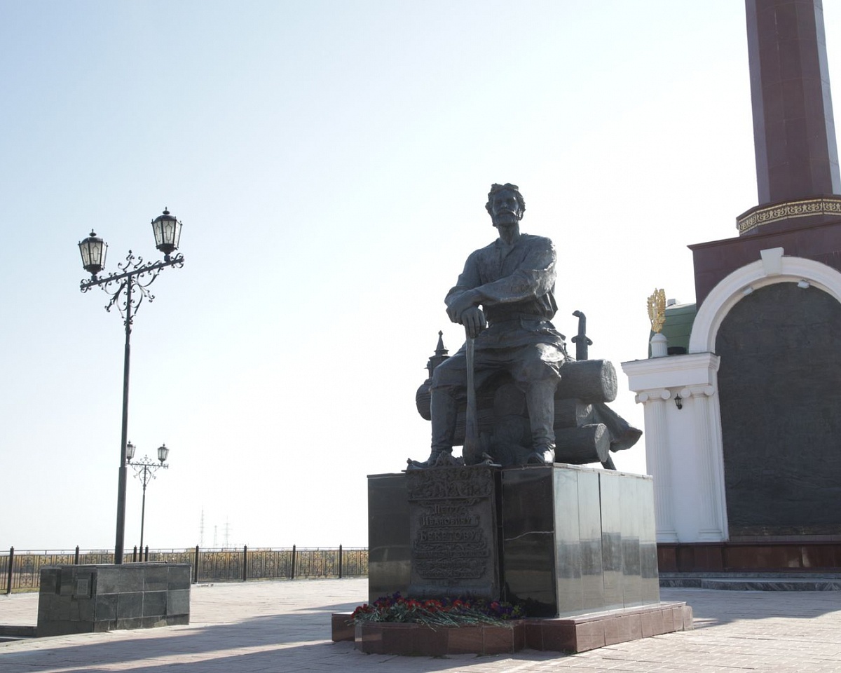 Цветы возложили к памятникам Петру Бекетову, Ивану Крафту и Семену Дежневу в Якутске