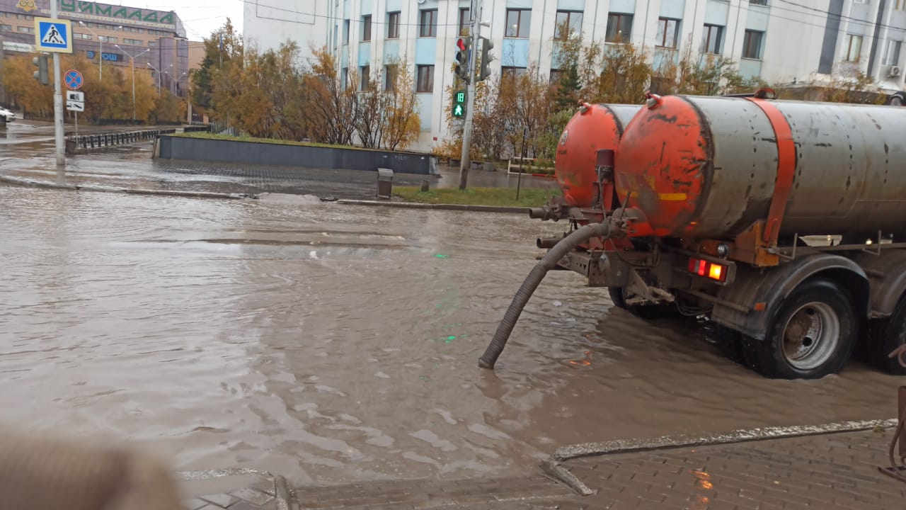 Более 300 кубометров дождевых вод откачали с заниженных мест на улицах Якутска