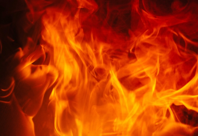 Двое детей и женщина погибли в результате пожара в селе Сангар в Якутии