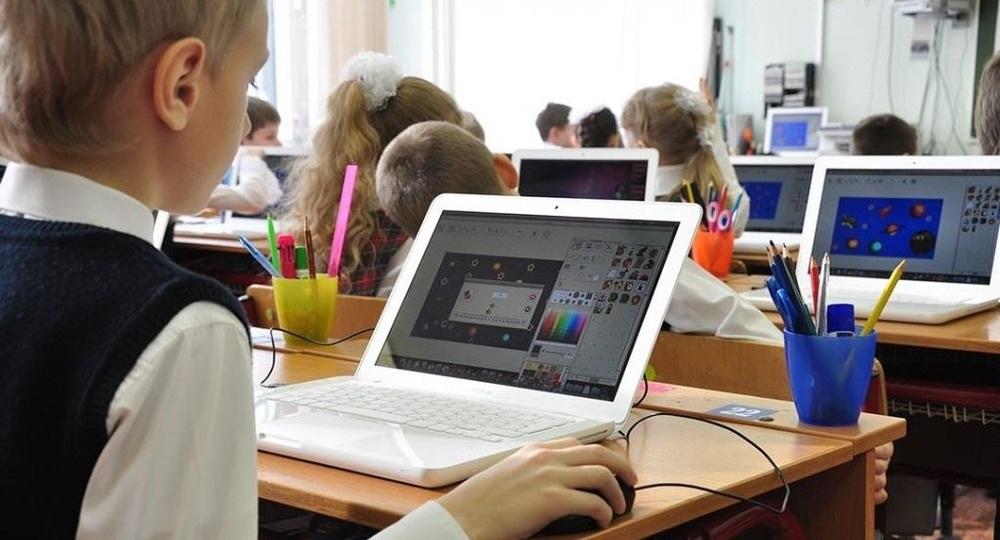 Около 30 тысяч школ в РФ получат современное цифровое оборудование в 2024 году