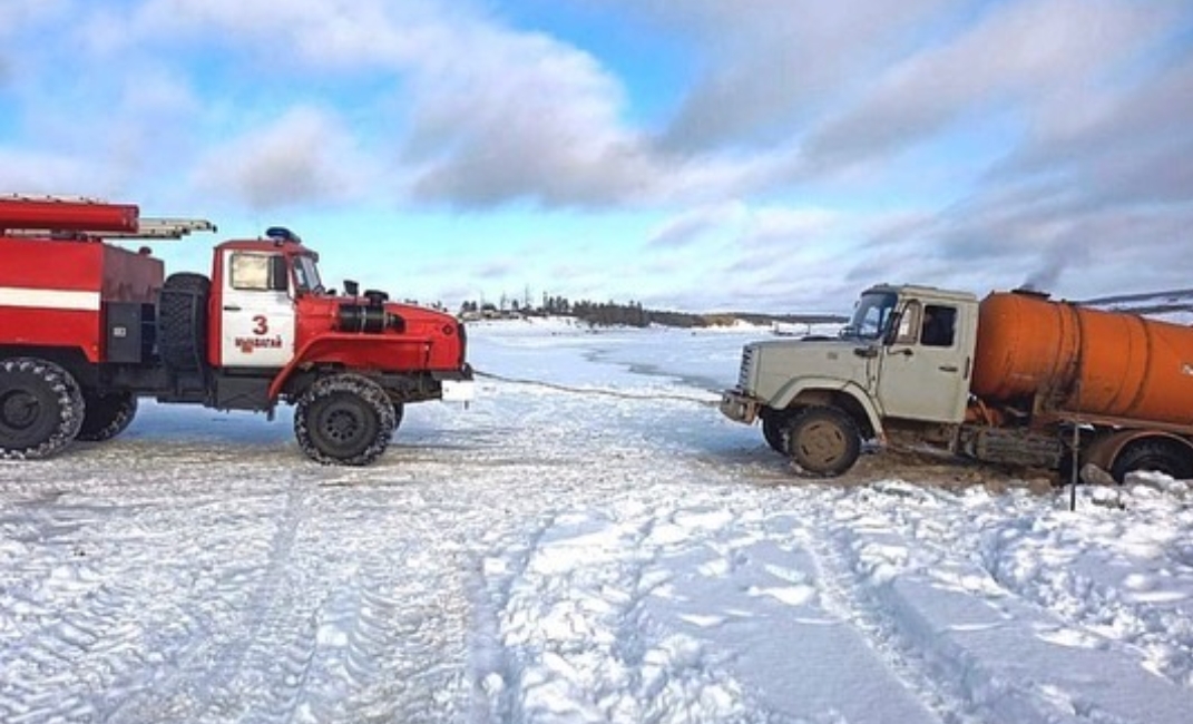 Водовоз частично провалился под лед в Чурапчинском районе Якутии