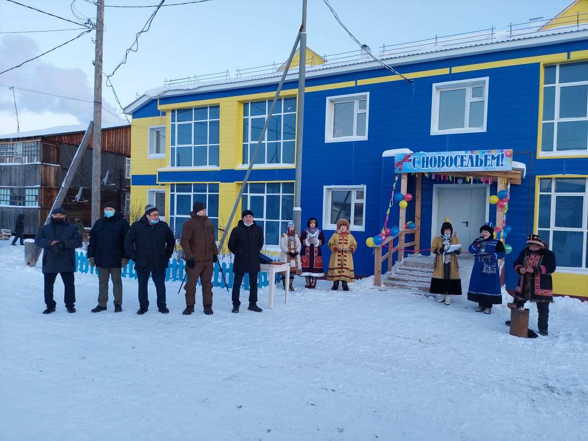 Ключи от новых квартир получили 20 семей в селе Саскылах в Якутии