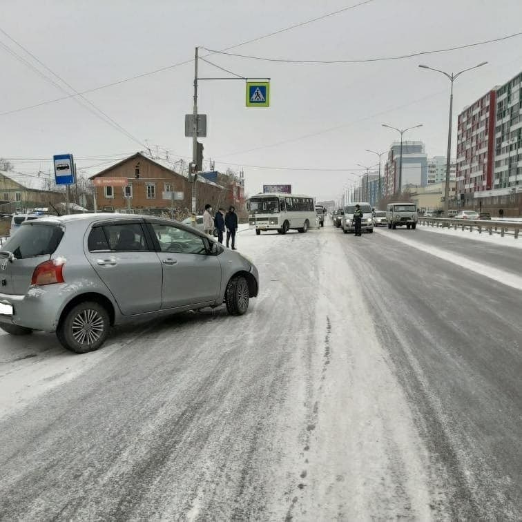 Автомобиль сбил двух пешеходов на улице Дзержинского в Якутске