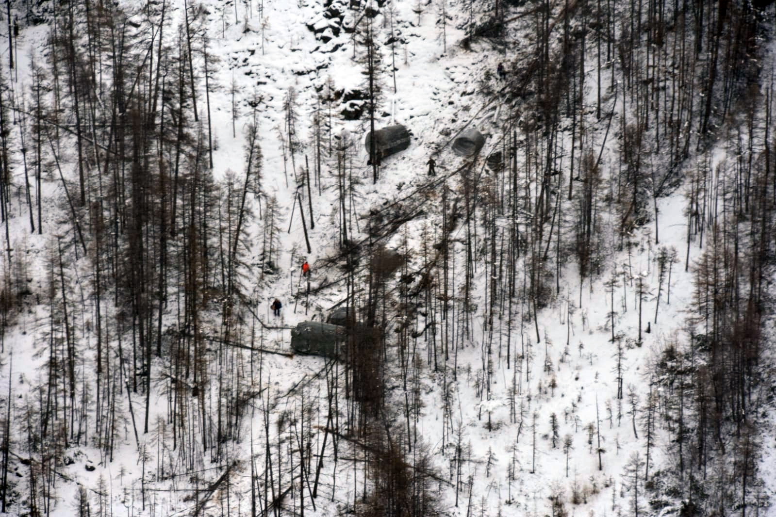Спасатели проводят эвакуацию фрагментов ракеты-носителя в Якутии