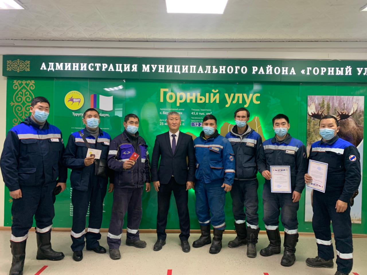 Энергетиков из Горного района Якутии наградили за тушение лесных пожаров