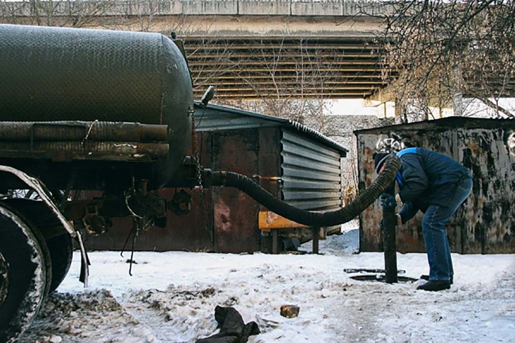 Фотоловушки установили в Якутске для борьбы с незаконным сливом фекальных вод