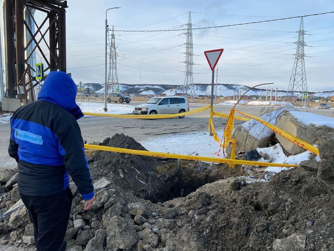 Газопровод повредили при установке дорожного знака на Объездном шоссе в Якутске