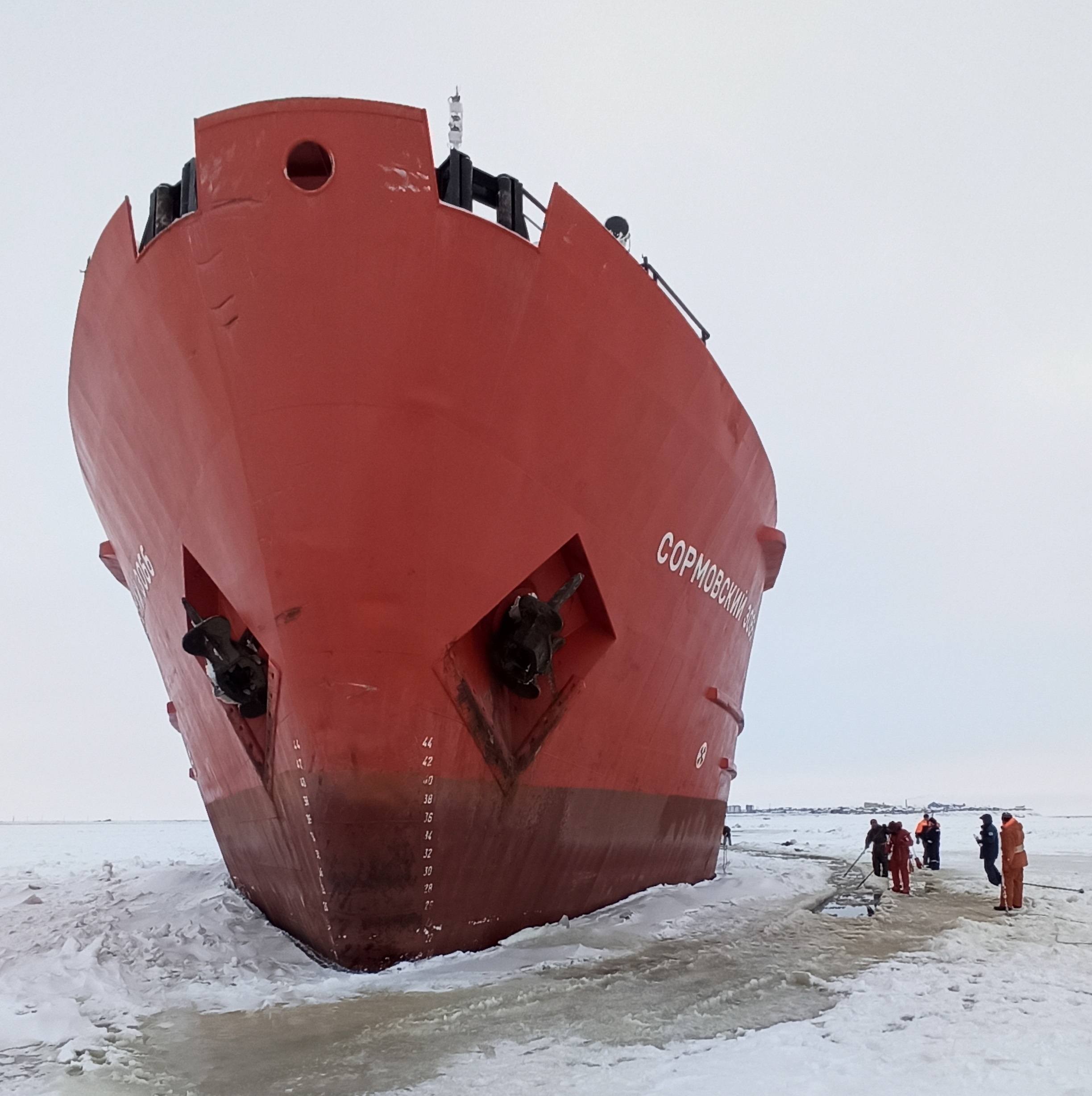 Судно, застрявшее во льдах, эвакуировали в Анабарском районе Якутии