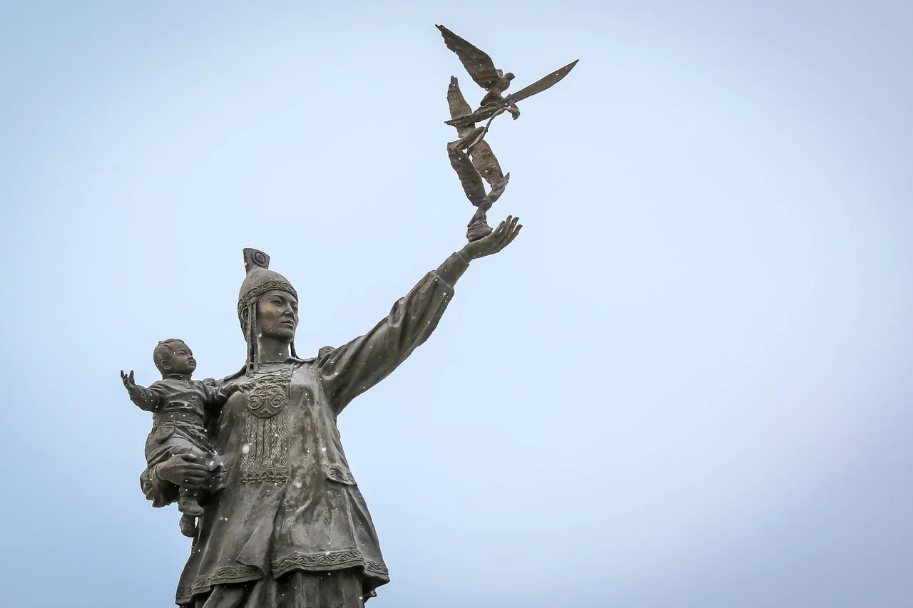 Цветы возложили к памятнику Матери в Якутске