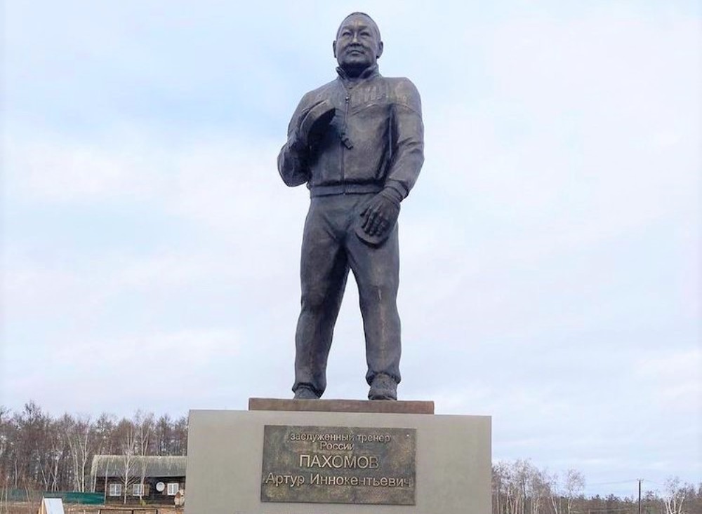 Памятник якутскому тренеру по боксу Артуру Пахомову установили в Нюрбинском районе