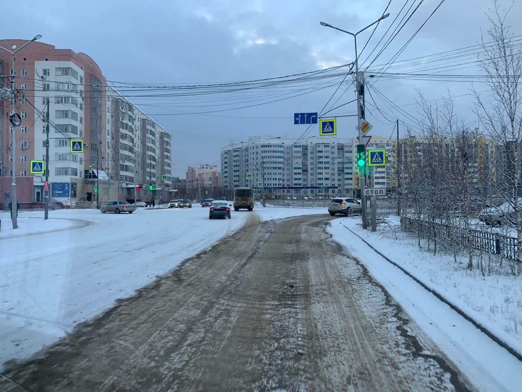 Двенадцать единиц спецтехники вышли на улицы Якутска для борьбы с гололедом