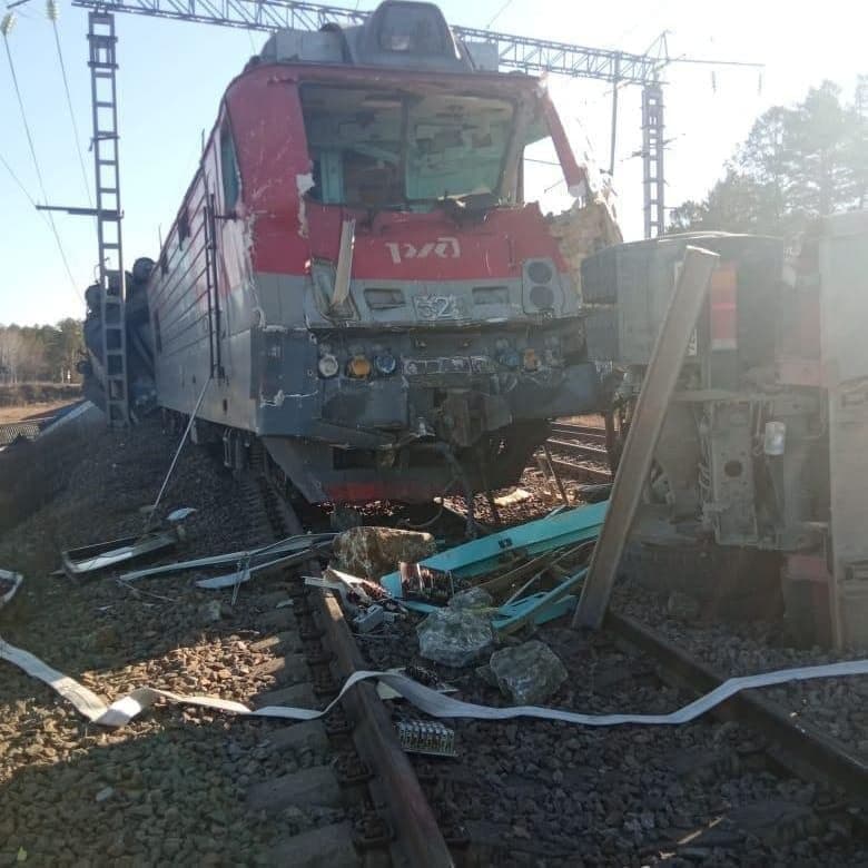 Поезд сошел с рельсов после столкновения с грузовиком в Амурской области